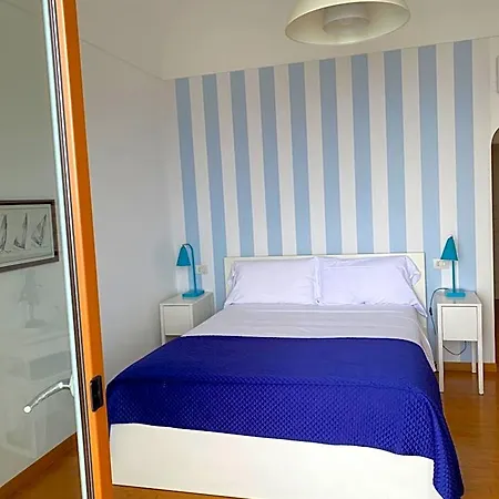 לינה וארוחת בוקר Capri Inn