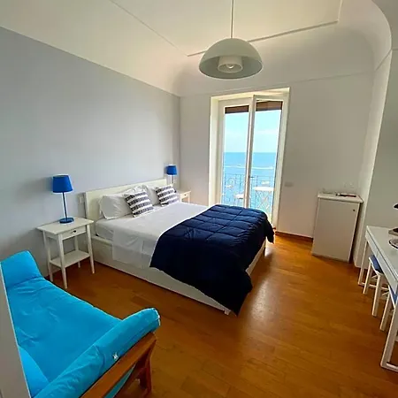 לינה וארוחת בוקר Capri Inn 4*