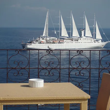 Couette-café Capri Inn 4*