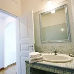 לינה וארוחת בוקר Capri Inn 4*