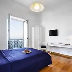 לינה וארוחת בוקר Capri Inn 4*
