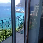 לינה וארוחת בוקר Capri Inn 4*
