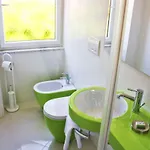 לינה וארוחת בוקר Capri Inn 4*