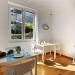 לינה וארוחת בוקר Capri Inn 4*