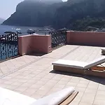 לינה וארוחת בוקר Capri Inn 4*