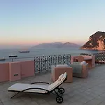 Capri Inn לינה וארוחת בוקר 4*