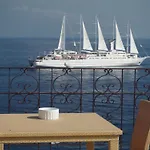 לינה וארוחת בוקר Capri Inn 4*