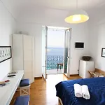 לינה וארוחת בוקר Capri Inn