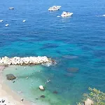 לינה וארוחת בוקר Capri Inn קאפרי