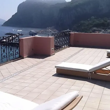 Bed and Breakfast Capri Inn 4*